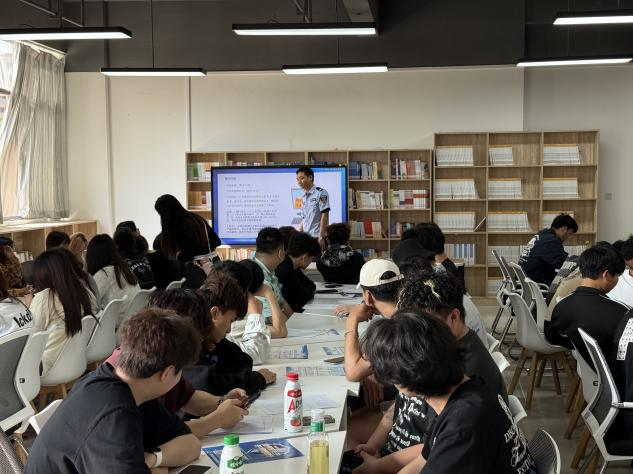警校携手筑防线 反诈进班护校园——我校携手辖区警官进班开展反诈宣传