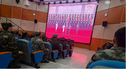 共叙爱国情，共筑强国梦——学校组织国防后备营集中观看大阅兵